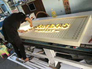 gia công chữ inox đế mica 10li
