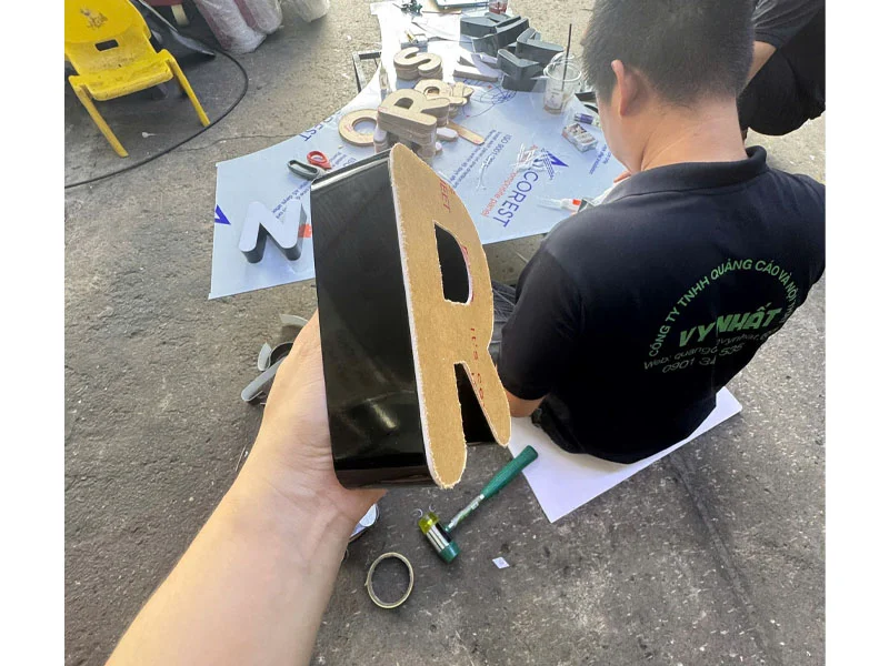 chữ nổi chân nhôm mặt mica 