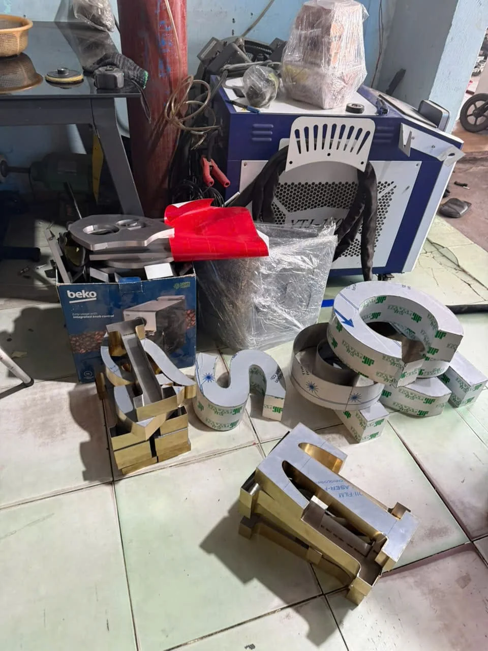 Chan nep U V khung inox theo yeu cau Quang cao vy nhat 1