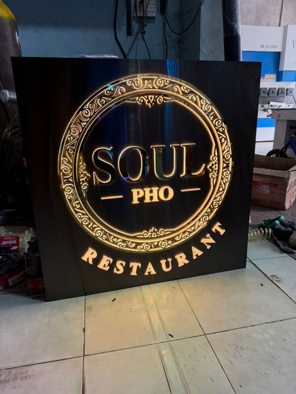 Bảng hiệu giá rẻ gia công chữ nổi hộp đèn Inox tận xưởng đi Mỹ 8 Bang hieu gia re gia cong chu noi hop den inox de mica cho nha hang spa xuat di My 7