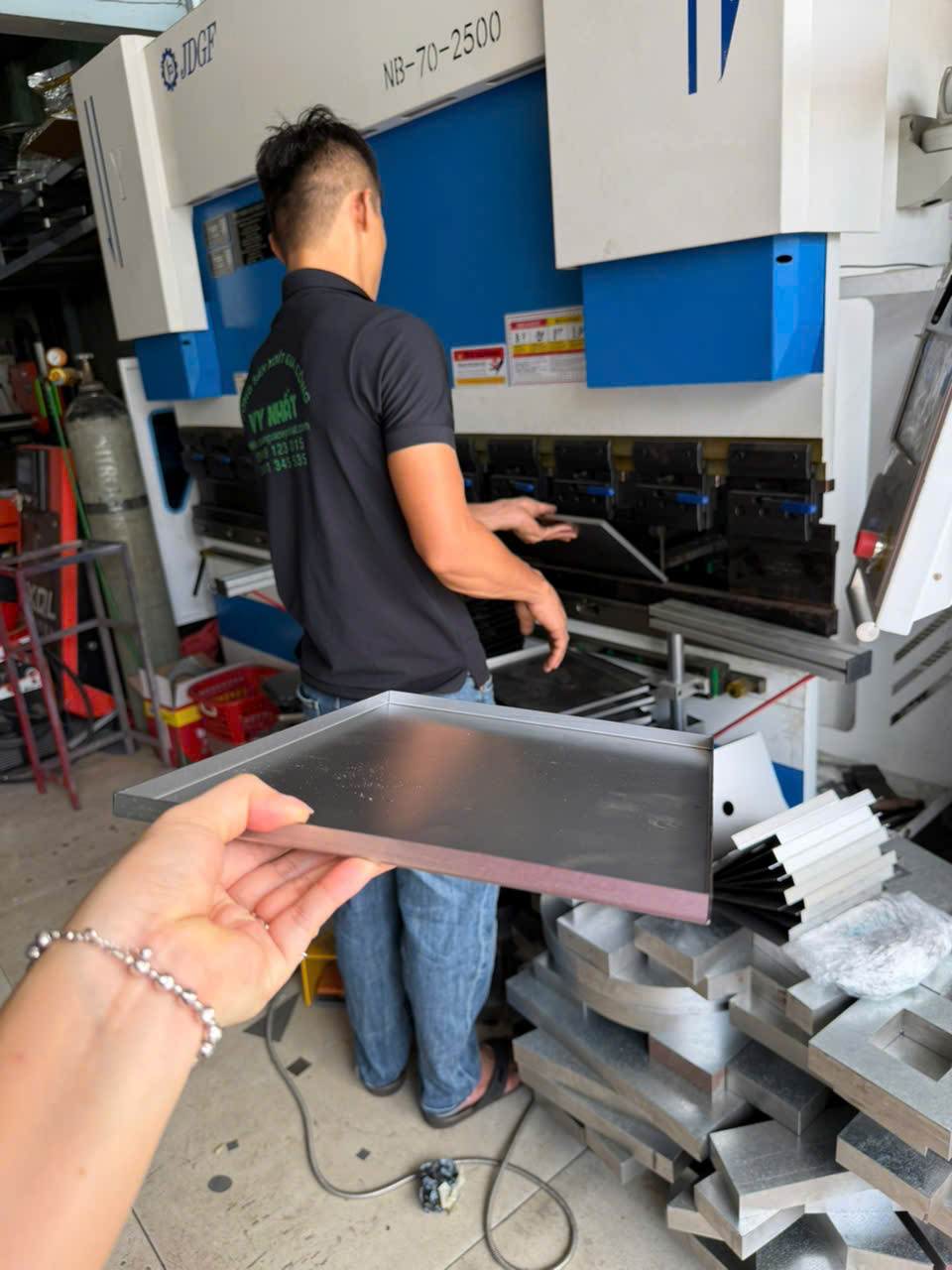 gia công hộp đèn tôn kẽm tại xưởng