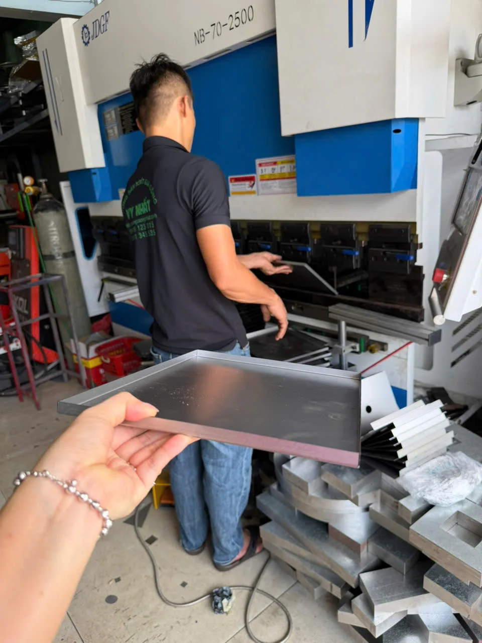 gia công hộp đèn tôn kẽm tại xưởng
