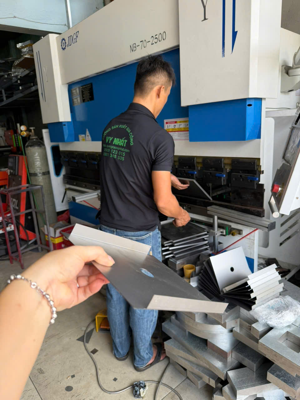 gia công hộp đèn tôn kẽm tại xưởng
