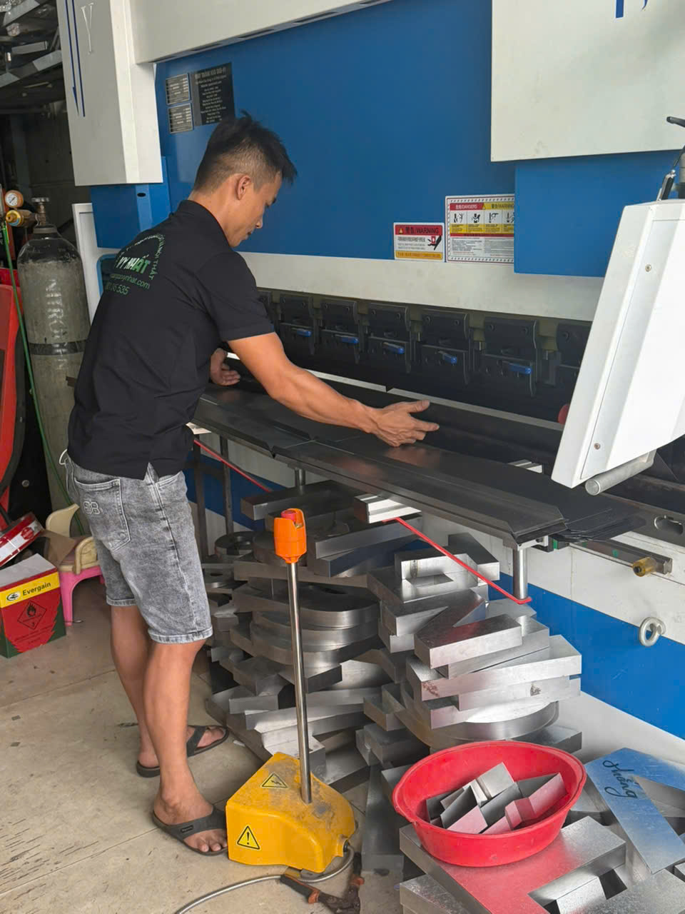 gia công hộp đèn tôn kẽm tại xưởng