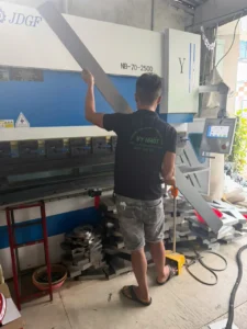 Gia công chấn hộp đèn tôn kẽm lấy liền giá rẻ tối ưu chi phí