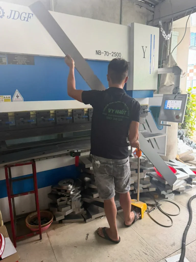 Gia công chấn hộp đèn tôn kẽm lấy liền giá rẻ tối ưu chi phí