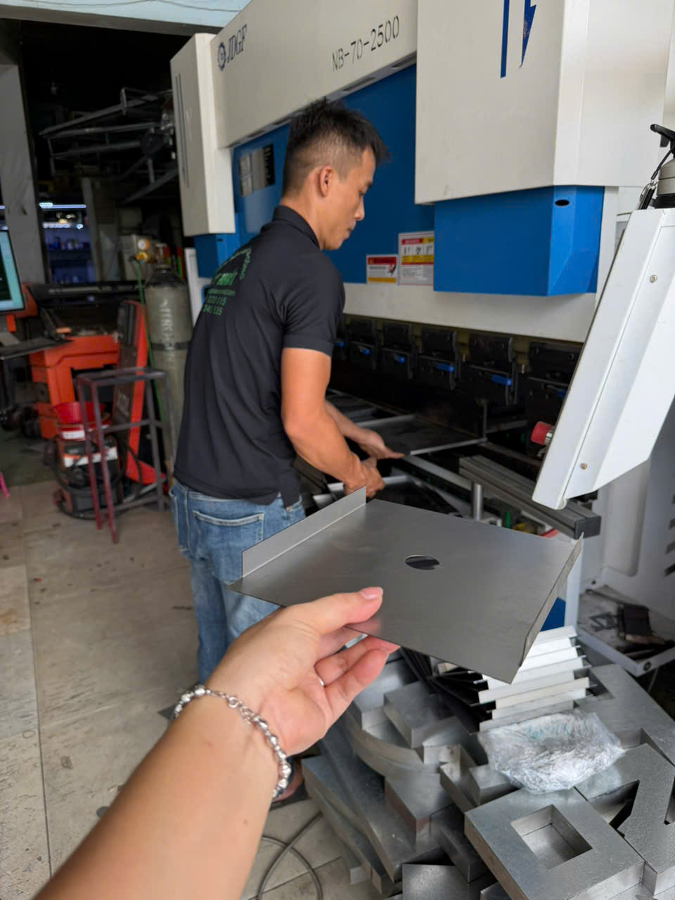 gia công hộp đèn tôn kẽm tại xưởng