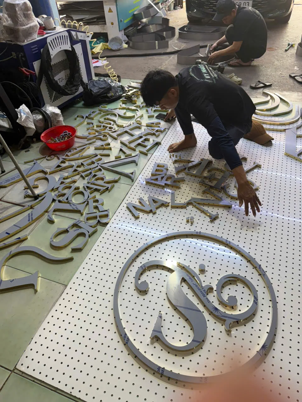 Quy trình sản xuất chữ inox vàng gold cho tiệm Nail, Spa gửi đi Mỹ, Úc tại Quảng cáo Vy Nhất 13 Quy trinh san xuat chu inox vang gold cho tiem nail spa gui di My Uc Bang hieu gia re 7